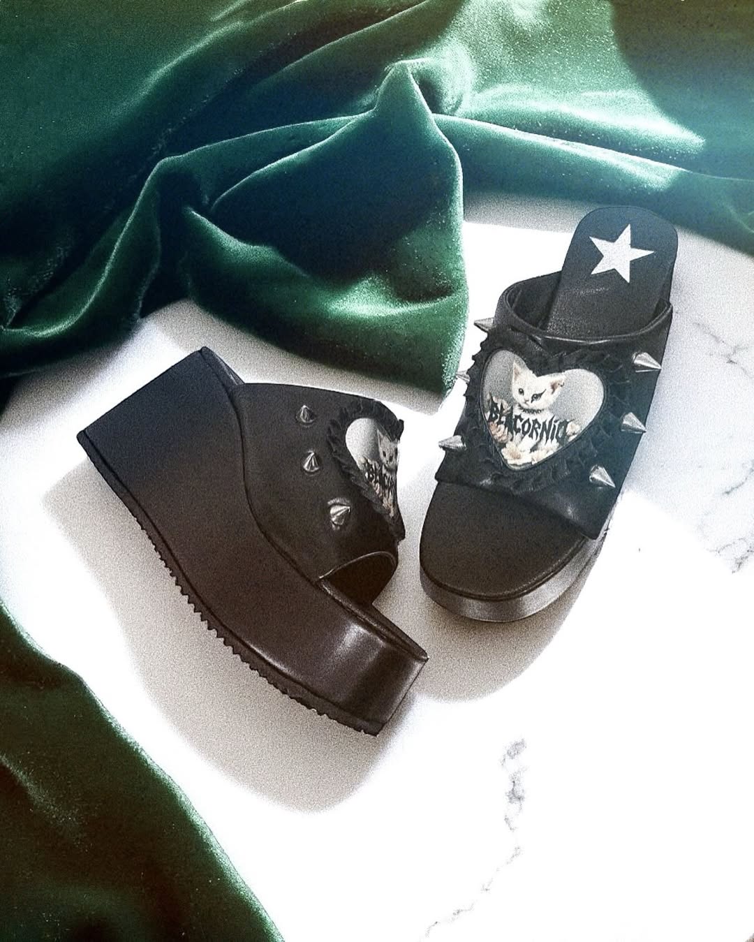 Black Open-toe Embroidered Cat Patch Sandals