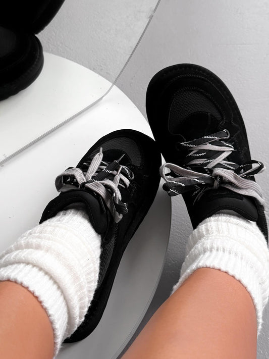 Low-Top Trainers With Contrasting Laces