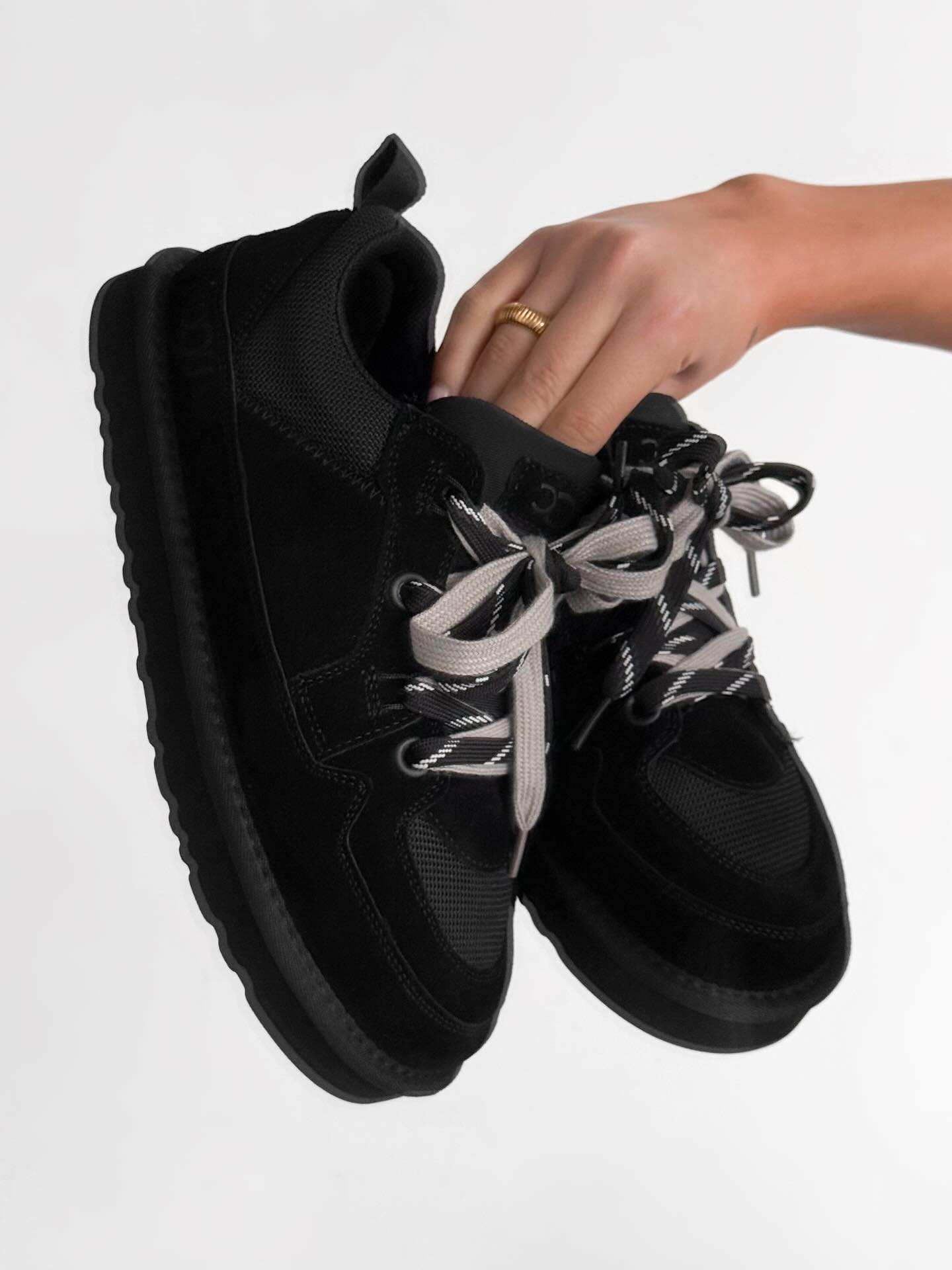 Low-Top Trainers With Contrasting Laces