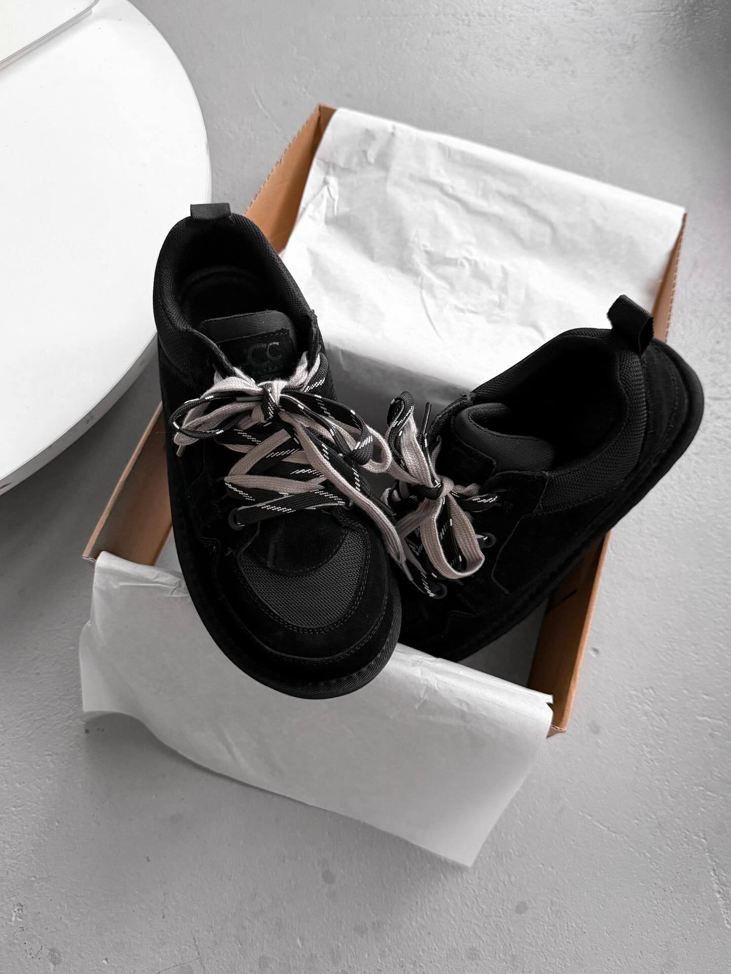 Low-Top Trainers With Contrasting Laces