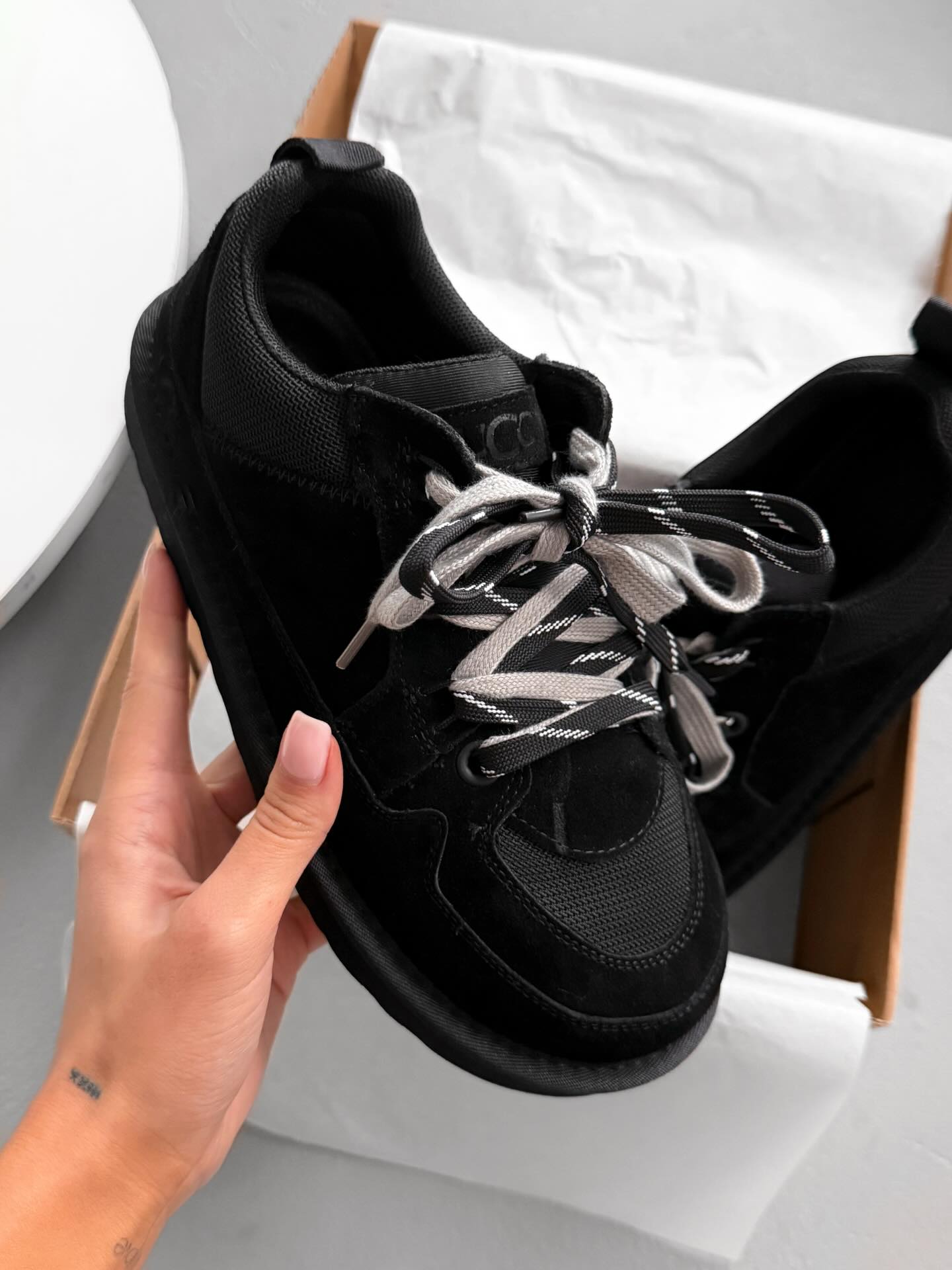 Low-Top Trainers With Contrasting Laces