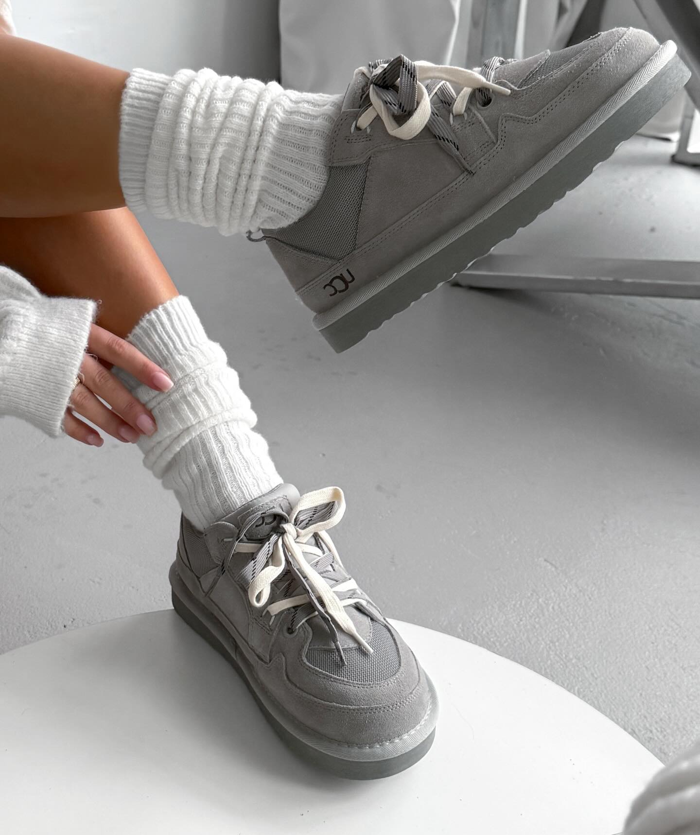 Low-Top Trainers With Contrasting Laces