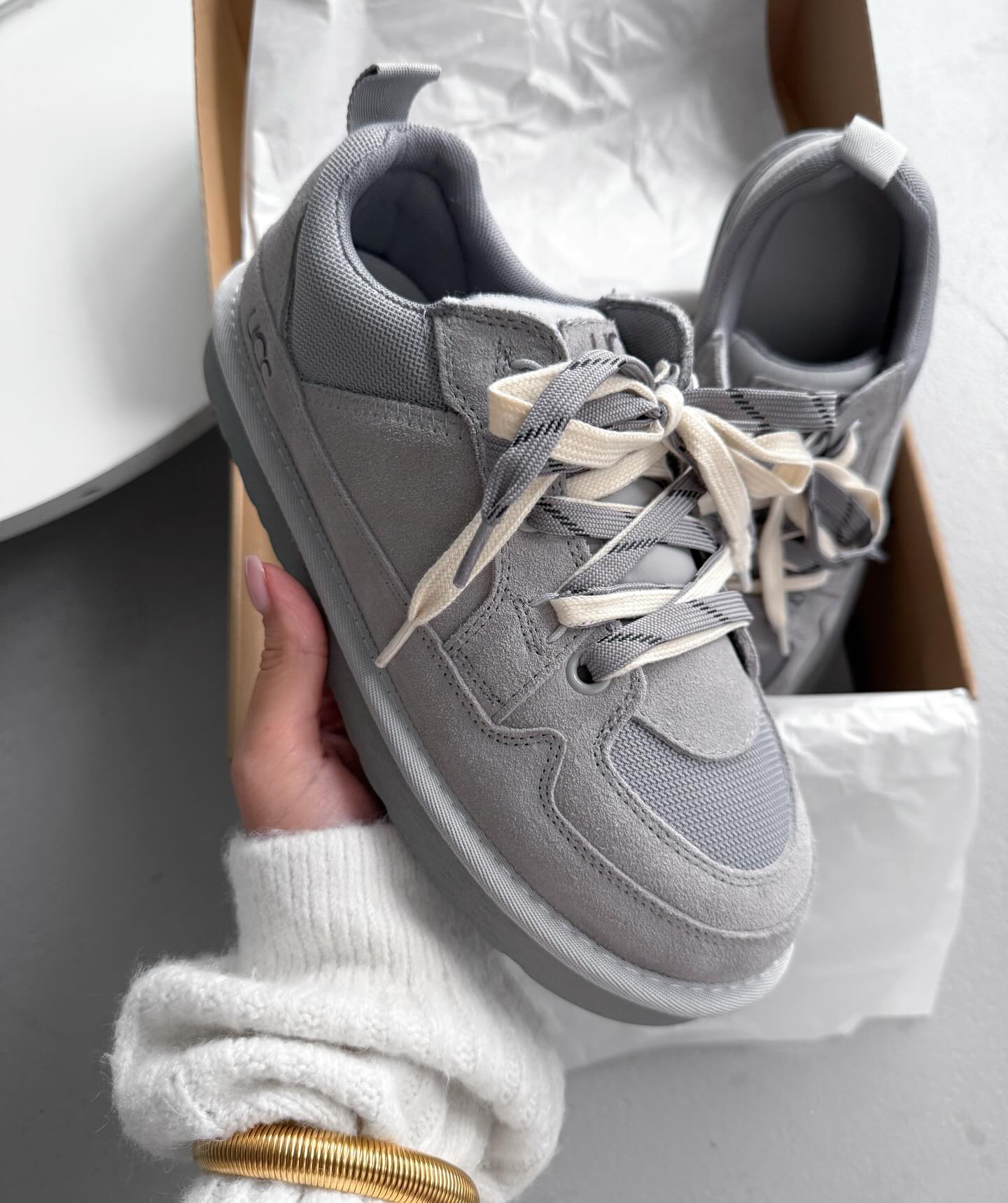 Low-Top Trainers With Contrasting Laces