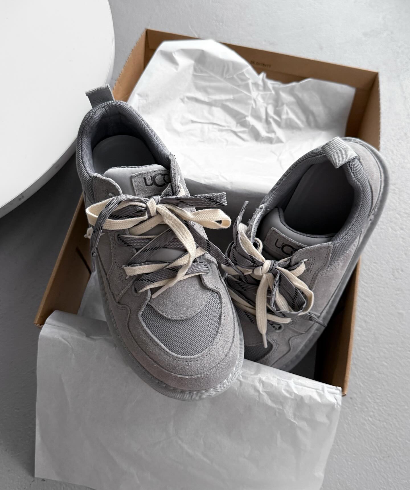 Low-Top Trainers With Contrasting Laces