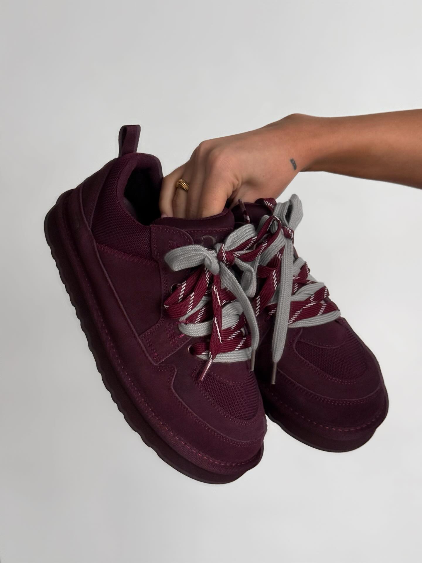 Low-Top Trainers With Contrasting Laces