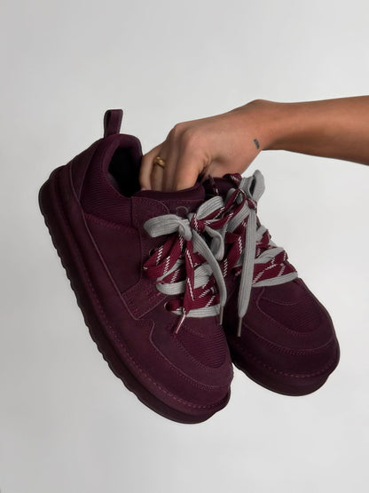 Low-Top Trainers With Contrasting Laces