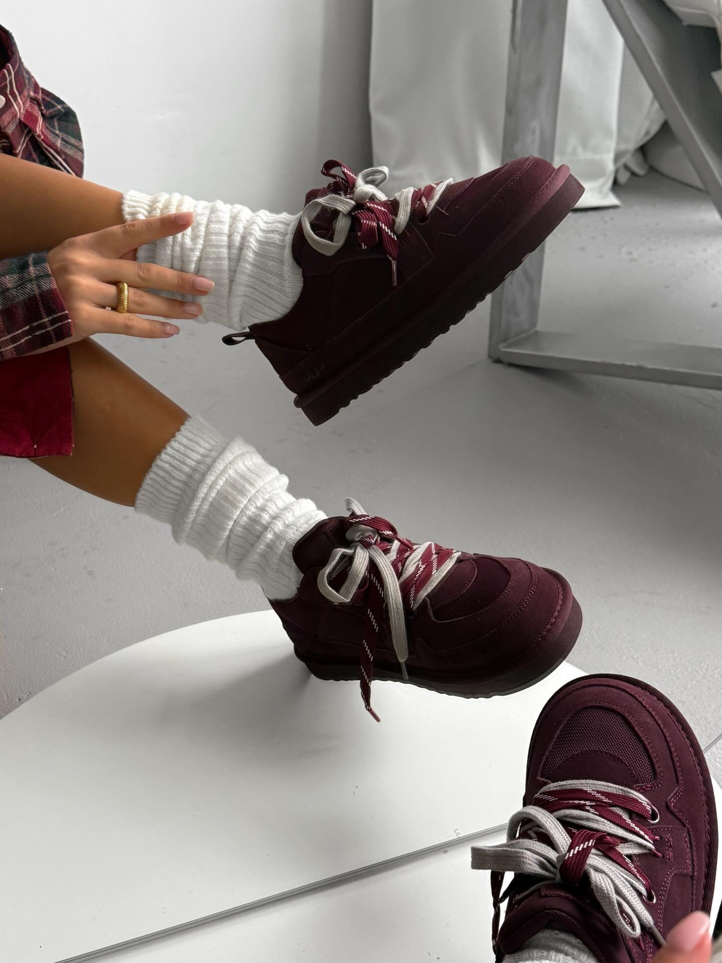 Low-Top Trainers With Contrasting Laces