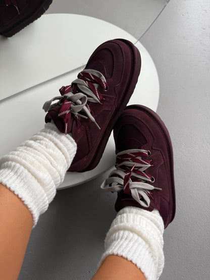 Low-Top Trainers With Contrasting Laces