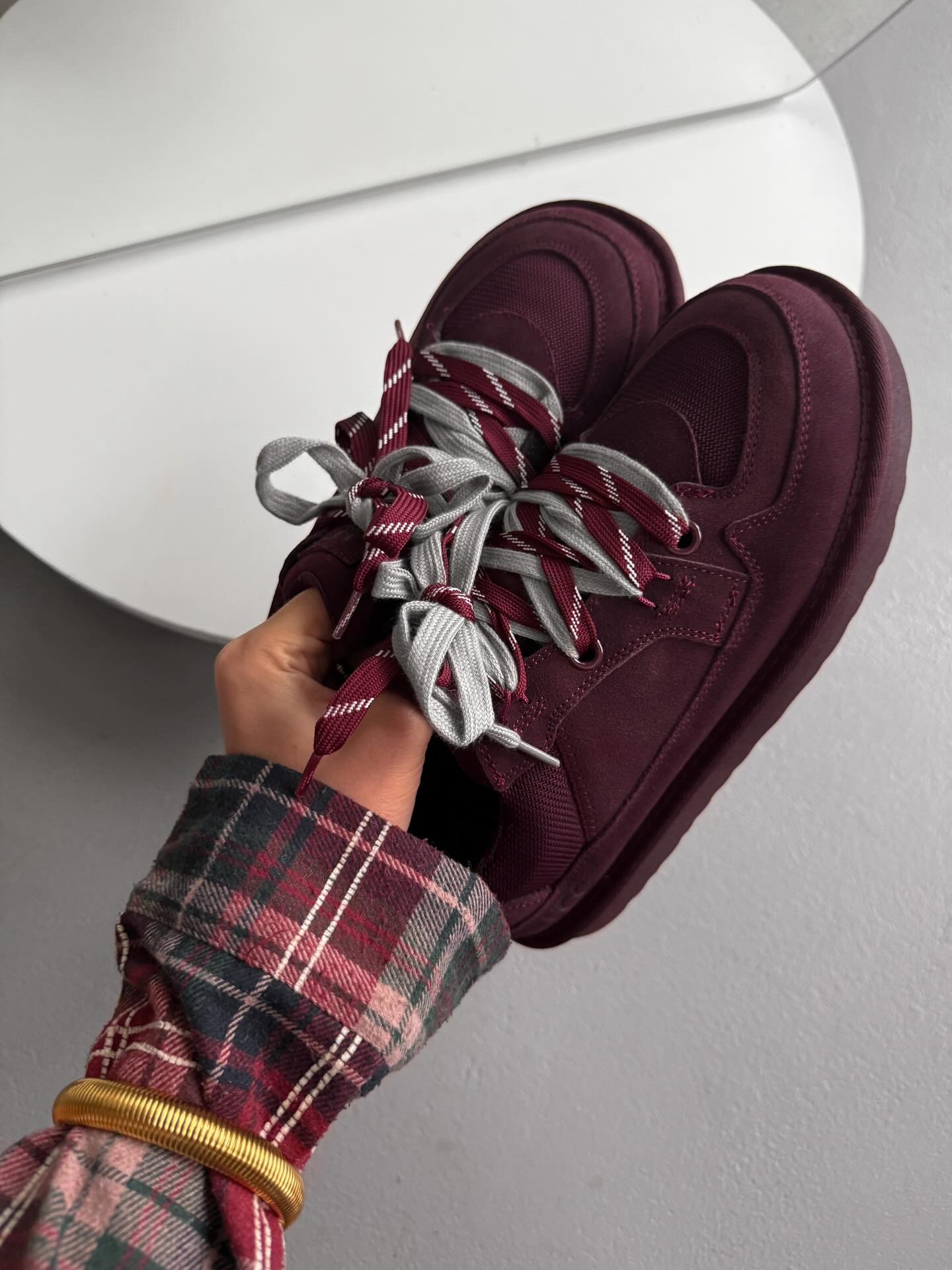 Low-Top Trainers With Contrasting Laces