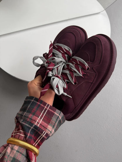 Low-Top Trainers With Contrasting Laces