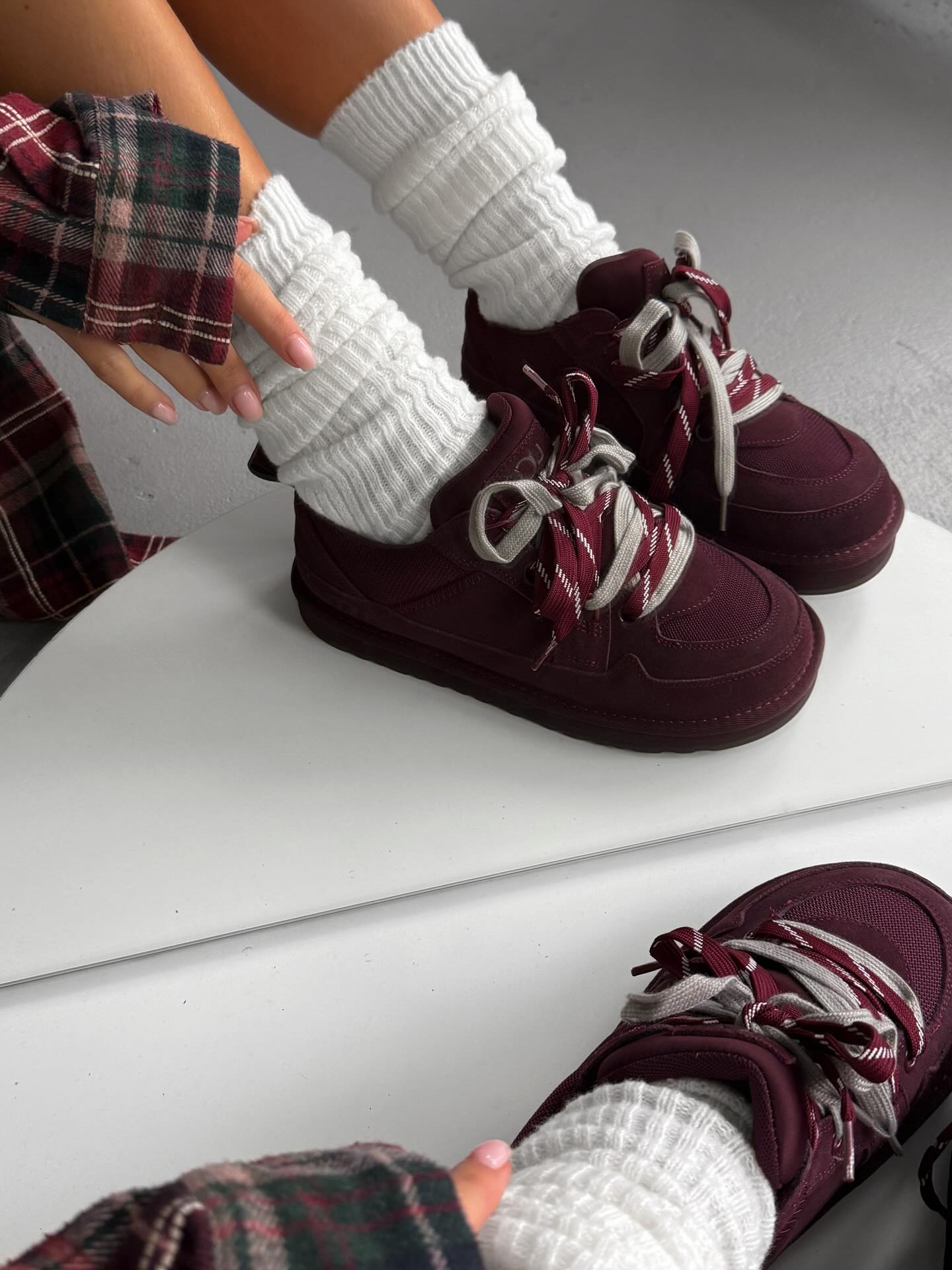 Low-Top Trainers With Contrasting Laces