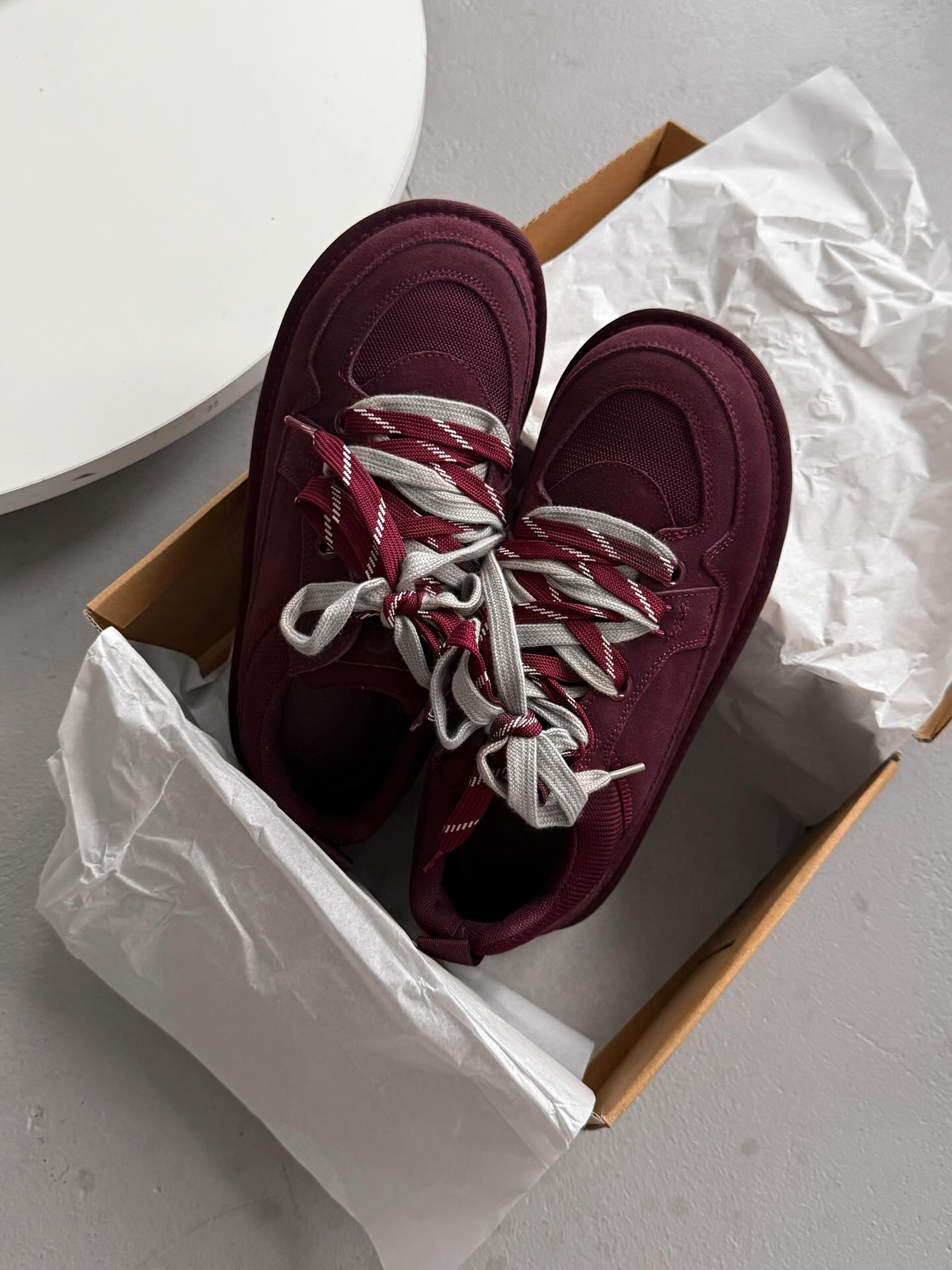 Low-Top Trainers With Contrasting Laces